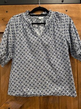 Avara Navy and White Floral V-Neck Blouse Size Medium